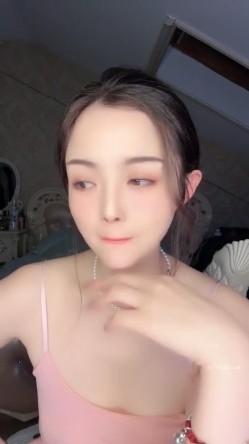 【女神 妙妙】 完美尤物正常播的时候给人一种明星贵妇的感觉，大秀的时候又让人眼前一亮好淫荡啊，超级反差 截图1
