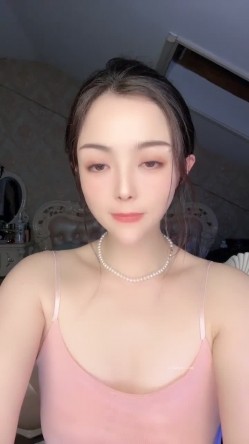 【女神 妙妙】 完美尤物正常播的时候给人一种明星贵妇的感觉，大秀的时候又让人眼前一亮好淫荡啊，超级反差 截图2