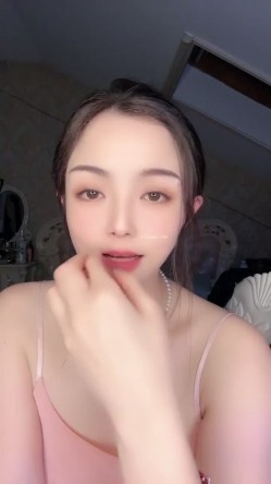 【女神 妙妙】 完美尤物正常播的时候给人一种明星贵妇的感觉，大秀的时候又让人眼前一亮好淫荡啊，超级反差 截图3