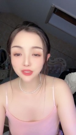 【女神 妙妙】 完美尤物正常播的时候给人一种明星贵妇的感觉，大秀的时候又让人眼前一亮好淫荡啊，超级反差 截图4