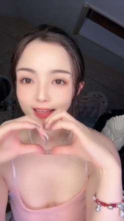 【女神 妙妙】 完美尤物正常播的时候给人一种明星贵妇的感觉，大秀的时候又让人眼前一亮好淫荡啊，超级反差 截图6