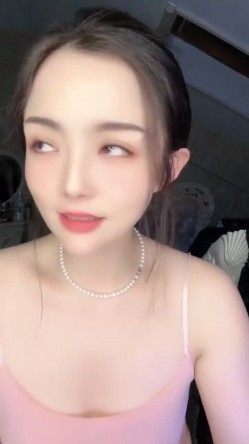 【女神 妙妙】 完美尤物正常播的时候给人一种明星贵妇的感觉，大秀的时候又让人眼前一亮好淫荡啊，超级反差 截图9