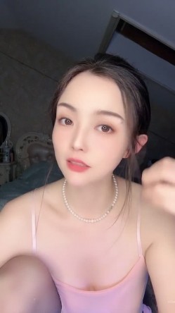【女神 妙妙】 完美尤物正常播的时候给人一种明星贵妇的感觉，大秀的时候又让人眼前一亮好淫荡啊，超级反差 截图11