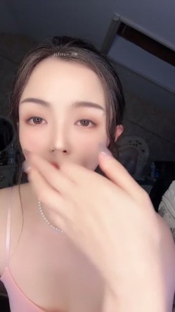 【女神 妙妙】 完美尤物正常播的时候给人一种明星贵妇的感觉，大秀的时候又让人眼前一亮好淫荡啊，超级反差 截图15