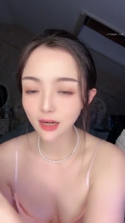 【女神 妙妙】 完美尤物正常播的时候给人一种明星贵妇的感觉，大秀的时候又让人眼前一亮好淫荡啊，超级反差 截图16