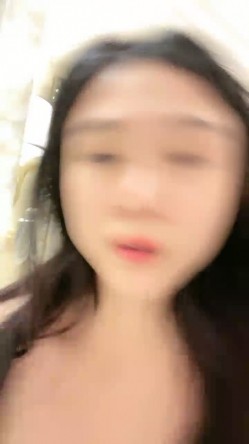【大三学姐】高人气的颜值妹子一个人表演发骚剧 各种夸张发骚动作 黄瓜插逼诱惑 截图10