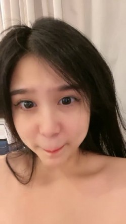 【大三学姐】高人气的颜值妹子一个人表演发骚剧 各种夸张发骚动作 黄瓜插逼诱惑 截图16