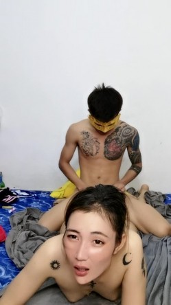 170CM大长腿颜值美女！埋头深喉口活很棒！主动骑乘位上下猛砸，扛起大长腿爆操，扶着屁股后入 截图12