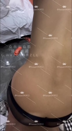 京城高富帅纹身约炮海王「皓文原创」和女大赴约，躺在桌上欣赏身材的同时将肉棒插了进去，抽插爽了忘戴套，狠狠的内射 截图14