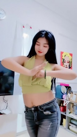 青春无敌，抖音风艺校美少女【杨晓花】定制福利，露脸露点，各种热门BGM裸舞 截图2