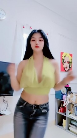 青春无敌，抖音风艺校美少女【杨晓花】定制福利，露脸露点，各种热门BGM裸舞 截图3