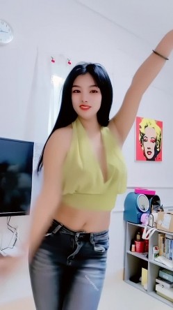 青春无敌，抖音风艺校美少女【杨晓花】定制福利，露脸露点，各种热门BGM裸舞 截图4