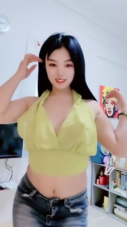 青春无敌，抖音风艺校美少女【杨晓花】定制福利，露脸露点，各种热门BGM裸舞 截图9