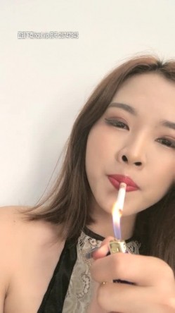 非常漂亮的小少妇露脸黑色情趣装真诱惑，颜值不错漏着奶子玩大黑牛表情好骚，自慰呻吟捏着奶子浪叫 截图5