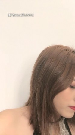 非常漂亮的小少妇露脸黑色情趣装真诱惑，颜值不错漏着奶子玩大黑牛表情好骚，自慰呻吟捏着奶子浪叫 截图6