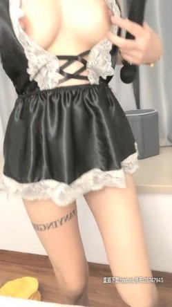 非常漂亮的小少妇露脸黑色情趣装真诱惑，颜值不错漏着奶子玩大黑牛表情好骚，自慰呻吟捏着奶子浪叫 截图12