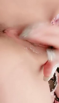 长相甜美颜值爆表，白虎一线天极品妹子特写逼逼，全裸洗澡 截图2