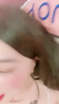 长相甜美颜值爆表，白虎一线天极品妹子特写逼逼，全裸洗澡 截图4