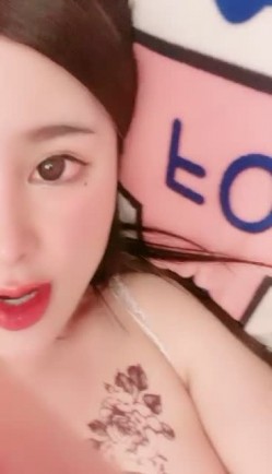 长相甜美颜值爆表，白虎一线天极品妹子特写逼逼，全裸洗澡 截图5