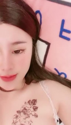 长相甜美颜值爆表，白虎一线天极品妹子特写逼逼，全裸洗澡 截图7