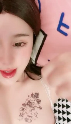 长相甜美颜值爆表，白虎一线天极品妹子特写逼逼，全裸洗澡 截图8