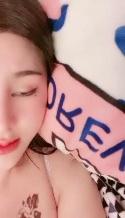 长相甜美颜值爆表，白虎一线天极品妹子特写逼逼，全裸洗澡 截图11