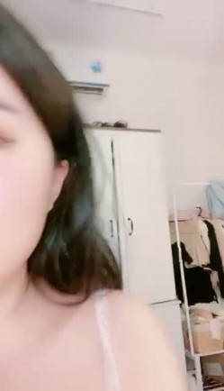 长相甜美颜值爆表，白虎一线天极品妹子特写逼逼，全裸洗澡 截图12