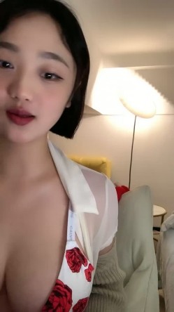 外表乖巧短发妹妹！还就没播回归！超棒身材一对豪乳，掏出奶子乳摇热舞，半脱下内裤翘臀摇摆 截图4