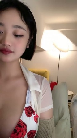 外表乖巧短发妹妹！还就没播回归！超棒身材一对豪乳，掏出奶子乳摇热舞，半脱下内裤翘臀摇摆 截图5