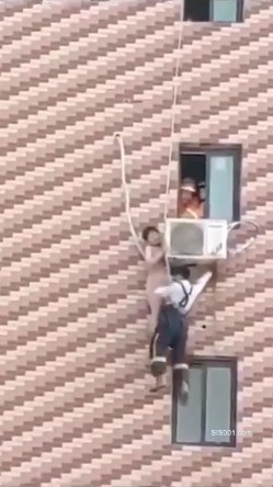 偷情捉奸系列 这年头都是高层建筑偷个情也不容易 不知这两位还健不健在 截图7
