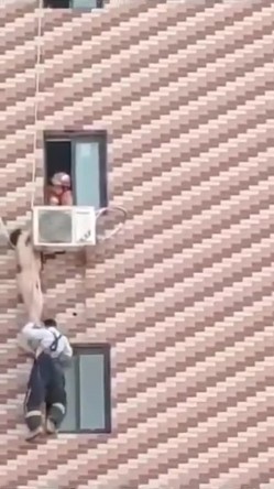 偷情捉奸系列 这年头都是高层建筑偷个情也不容易 不知这两位还健不健在 截图12