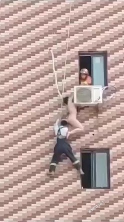 偷情捉奸系列 这年头都是高层建筑偷个情也不容易 不知这两位还健不健在 截图15