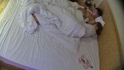 情趣酒店   大奶御姐第一炮没爽够 主动给男人撸屌开启第二炮 完事儿之后好你还没够 男人扛不住吧 截图3