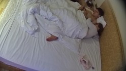 情趣酒店   大奶御姐第一炮没爽够 主动给男人撸屌开启第二炮 完事儿之后好你还没够 男人扛不住吧 截图4
