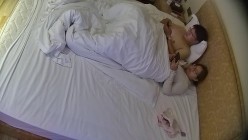 情趣酒店   大奶御姐第一炮没爽够 主动给男人撸屌开启第二炮 完事儿之后好你还没够 男人扛不住吧 截图5