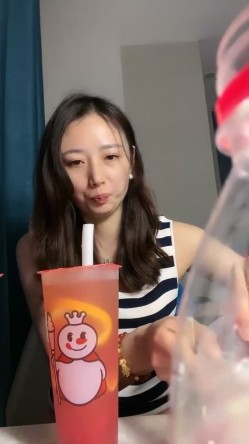 极品30岁小少妇~良家兼职，【终于尼】，全裸抠逼自慰 超爽，家中，真实刺激，骚气侧漏撩人尤物 截图4