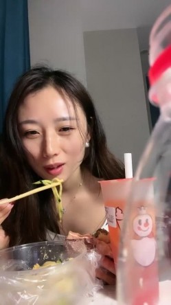 极品30岁小少妇~良家兼职，【终于尼】，全裸抠逼自慰 超爽，家中，真实刺激，骚气侧漏撩人尤物 截图5