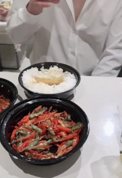 【原创小姨子的秘密】小姨子丁字裤短裙安慰吵架的姐夫红丝袜激战后口爆颜射 截图1
