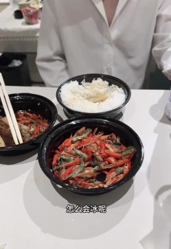 【原创小姨子的秘密】小姨子丁字裤短裙安慰吵架的姐夫红丝袜激战后口爆颜射 截图2
