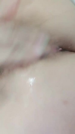 大屁股白皙美乳骚女道具双管齐下，假屌骑乘套弄掰穴出白浆，边插边用按摩器震动阴蒂，粉穴特写看着非常诱人 截图1