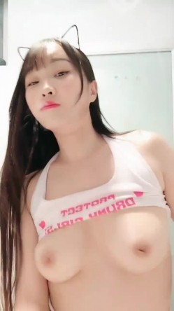 大屁股白皙美乳骚女道具双管齐下，假屌骑乘套弄掰穴出白浆，边插边用按摩器震动阴蒂，粉穴特写看着非常诱人 截图7