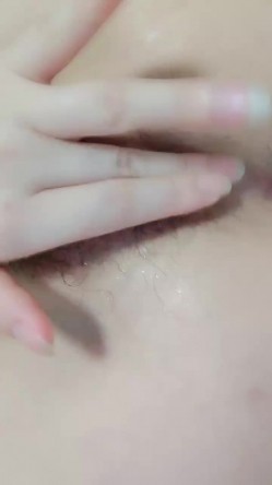 大屁股白皙美乳骚女道具双管齐下，假屌骑乘套弄掰穴出白浆，边插边用按摩器震动阴蒂，粉穴特写看着非常诱人 截图15