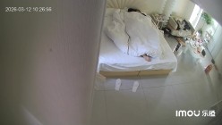 乐橙酒店稀有台偷拍 ️黄袄子年轻小美分开美腿让男友压在屁股狂操 截图9