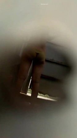 工地简陋的铁皮房偷窥年轻的小嫂子洗澡 截图1