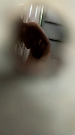 工地简陋的铁皮房偷窥年轻的小嫂子洗澡 截图3