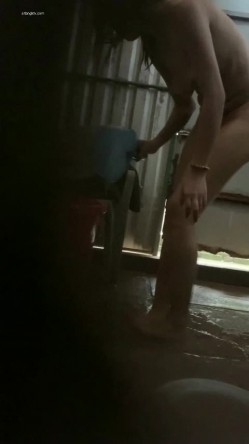 工地简陋的铁皮房偷窥年轻的小嫂子洗澡 截图4