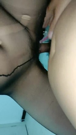 居家的黑丝少妇把跳蛋塞进逼里给大哥深喉口交，足交大鸡巴淫声荡语，让大哥后入骚臀，浪荡呻吟不止别错过 截图3