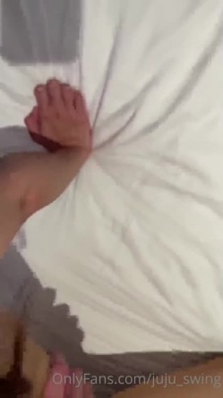 ️极品母狗人妻 ️绿妻大神〖juju〗淫乱盛宴，皮肤白皙长腿细腰美妻多P 被当母狗一样的操，端庄优雅娇妻极度淫骚 截图11
