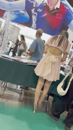 大神KFC运动展览会偷拍 长裙高颜值美女和舔狗男友逛街弯腰抬屁股给你看骚窄内非常诱惑 截图2