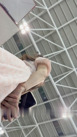 大神KFC运动展览会偷拍 长裙高颜值美女和舔狗男友逛街弯腰抬屁股给你看骚窄内非常诱惑 截图7